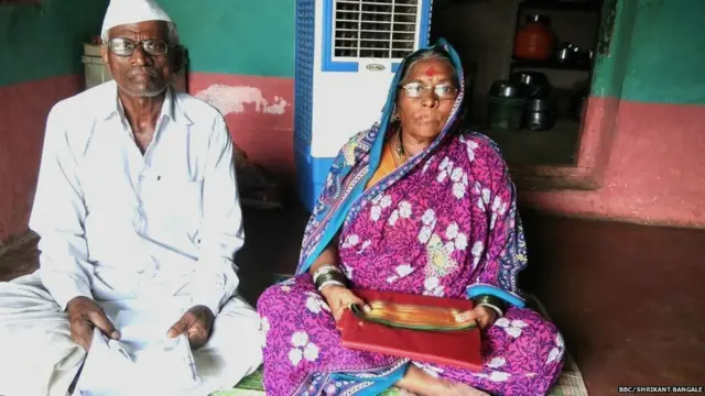 धनाजी घ्यार आणि लक्ष्मीबाई घ्यार यांचा कपडेलत्ते देऊन सत्कार करण्यात आला होता.