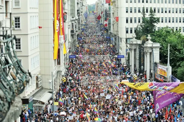 2013'teki Onur Yürüyüşü o güne kadarki en büyüğü olmuş, on binlerce kişi İstiklal Caddesi'ndeki yürüyüşe katılmıştı