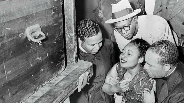 Mãe de Emmett Till, Maime, caindo de joelho