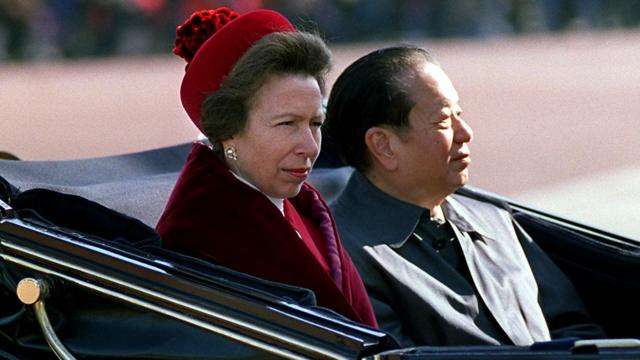 钱其琛（右）与安妮公主（左）搭乘马车抵达白金汉宫（19/10/1999）