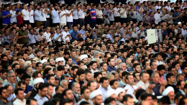 مردم در مصلای آیت‌الله خمینی در تهران در نماز عید فطر