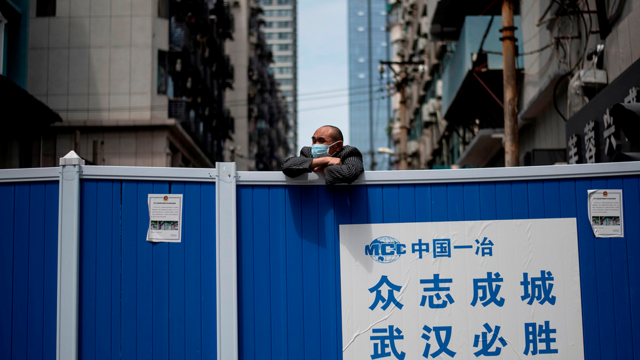 武汉虽然已恢复对外交通，但住宅小区仍实行封闭式管理。