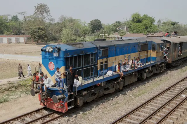 Prednji i bočni delovi lokomotive predstavlaju dobru alternativu vožnji na krovu obzirom da su pristupačniji ali i bezbedniji.