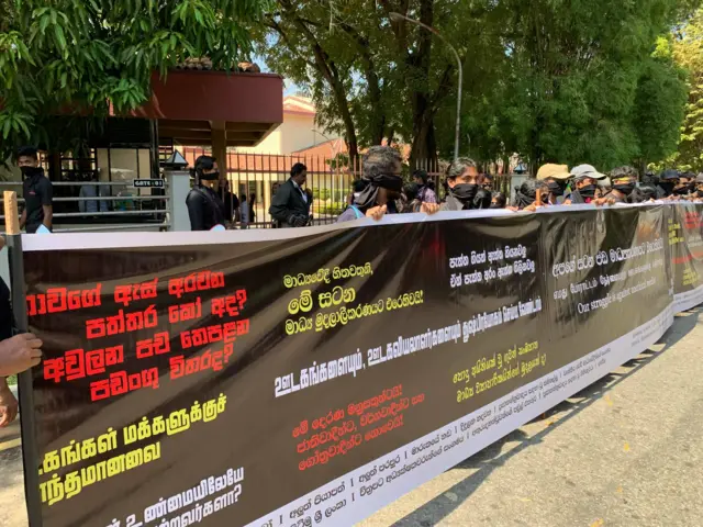 විරෝධතාව ශ්‍රී ලංකා රුපවාහිනී සංස්ථාව ඉදිරිපිට පැවති අවස්තාව