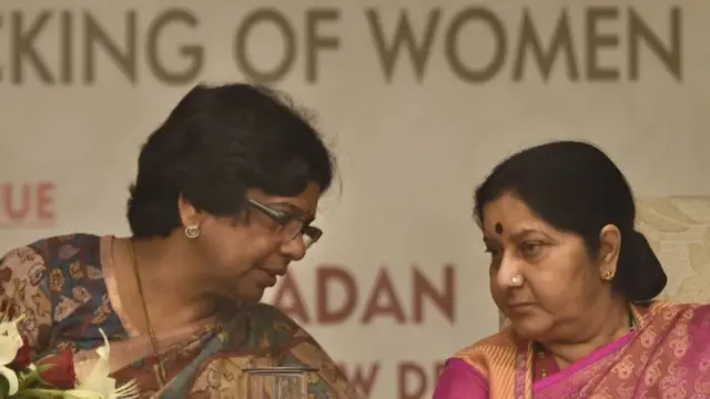 La ministra Sushma Swaraj y Vijaya Rahatkar, presidenta de la Comisión Nacional de la Mujer