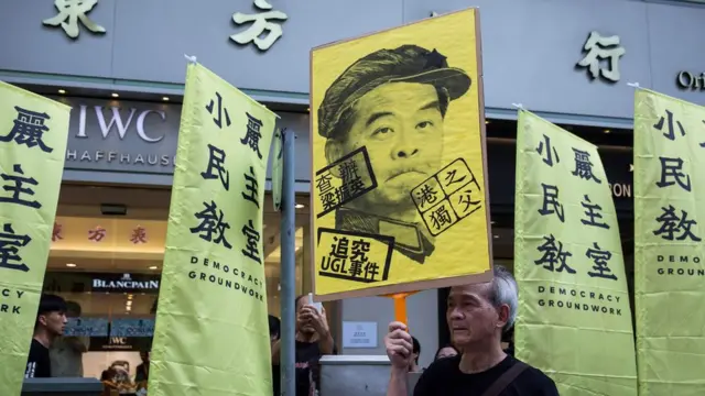 游行人士展示反对前特首梁振英的标语