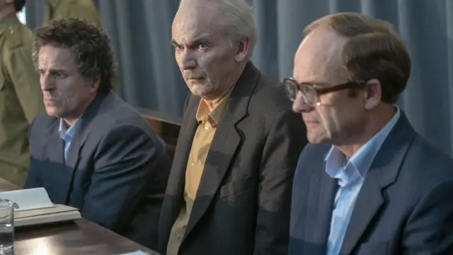 У мінісеріалі "Чорнобиль" від HBO Віктора Брюханова зіграв актор Кон О'Ніл (крайній ліворуч)