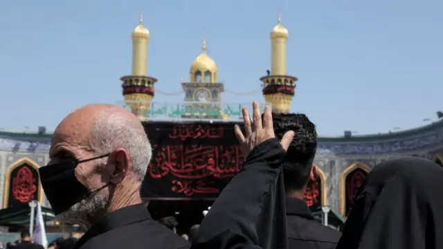 عراق میں کربلا کے مقام پر روضہ امام حسین پر عاشورہ کے دن عزاداروں کی بڑی تعداد موجود ہے