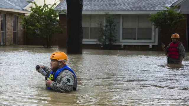 Estados Unidos: dos represas de Houston empiezan a desbordarse y crean riesgo de empeorar las fuertes inundaciones dejadas por la tormenta Harvey - BBC News Mundo