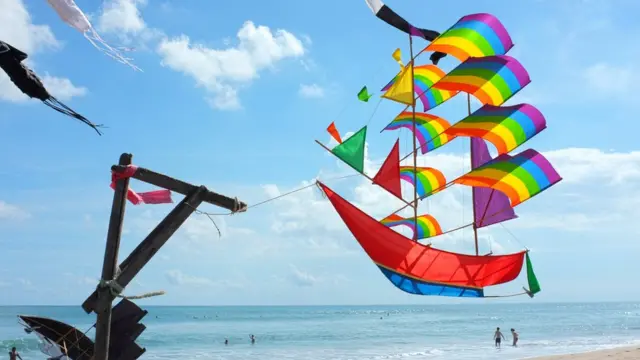 Layangan dengan warna LGBT di Bali.