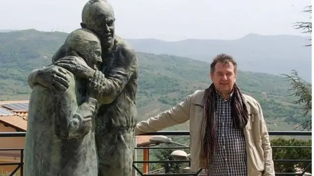 النحات مع التمثال في كاستيل سان لورينزو، بلدة لويجي