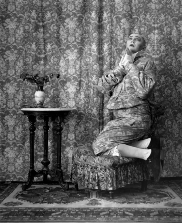 Владислав Мамышев-Монро и Валерий Кацуба. Из серии "Перекладывание ответственности" (2001)