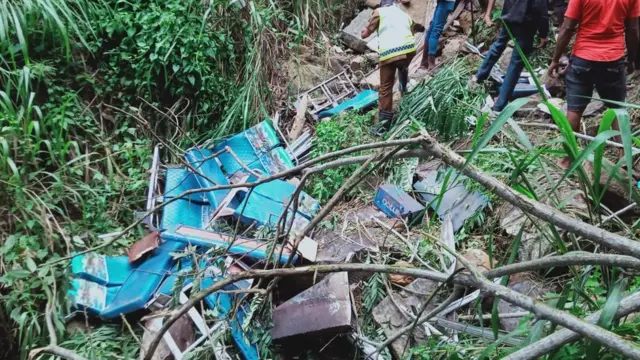 இலங்கை பேருந்து விபத்து