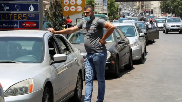 سيارات في طابور للحصول على الوقود في محطة وقود في بيروت.