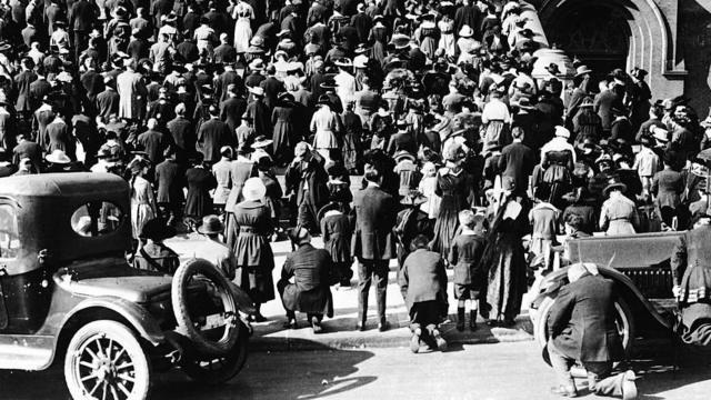 1918年，人群在旧金山的一座教堂附近聚集。