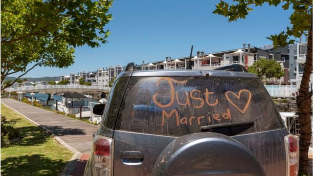 سيارة كتب عليها "متزوجون حديثاً"