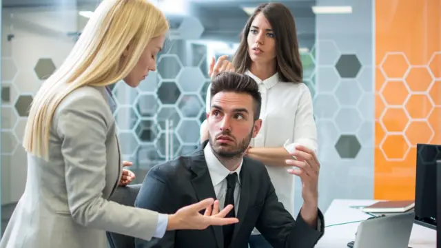 'काम करणं' महत्त्वाचं की 'साहेबांसमोर हजर' राहाणं?