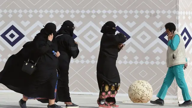 Wanawake nchini Saudi Arabia wanalazimika kuvaa mavazi ya kufunika nywele mpaka vidole vya miguu wawapo hadharani