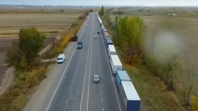 2017-жылы Казакстан чек араны жаап койгондо чек аранда кезек күткөн жүк ташуучу унаалардын колоннасы жети километрге созулуп кетти.