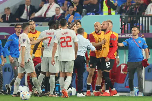 Los jugadores serbios salen del banquillo