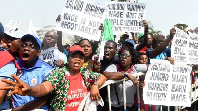 Ndịọrụ na-eme ngagharịiwe