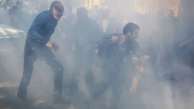 Демонстранты в Ереване разбегаются в клубах дыма