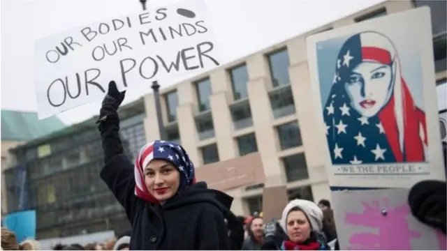 জার্মানির বার্লিনে একজন বিক্ষোভকারী