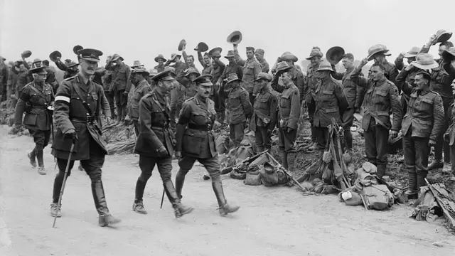 Король Георг V приветствует войска