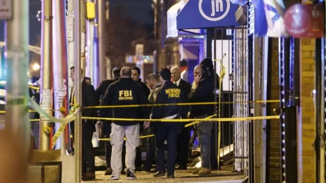 محققو مكتب التحقيقات الفيدرالي الأمريكي "إف بي آي" هرعوا إلى مسرح الحادث للتحقيق.