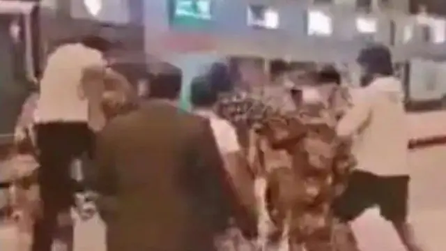 సోషల్ మీడియాలో వైరల్ అయిన వీడియోలో గాంధీని ఎగిరెగిరి కొడుతున్నట్లు కనిపిస్తోంది