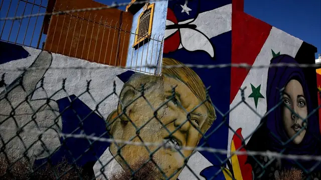 Muro con dibujo de Donald Trump