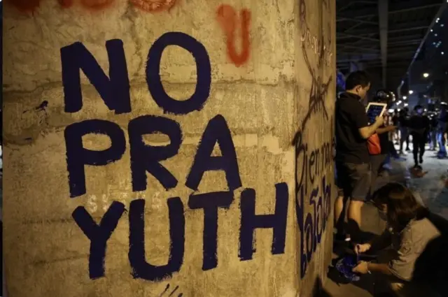 ผู้ชุมนุมกลุ่ม "ราษฎร" เขียนข้อความต่อต้าน พล.อ.ประยุทธ์