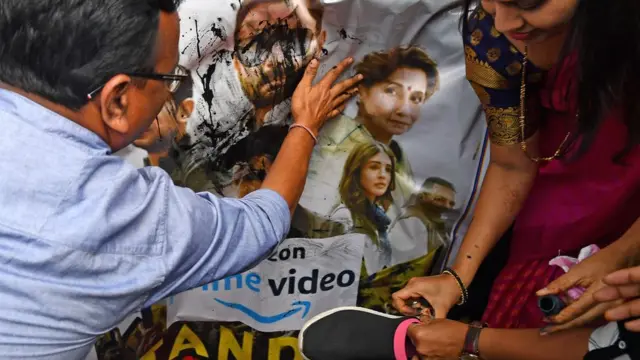 মুম্বাইতে তান্ডবের পোস্টারে কালি লেপা, জুতো মারা চলছে