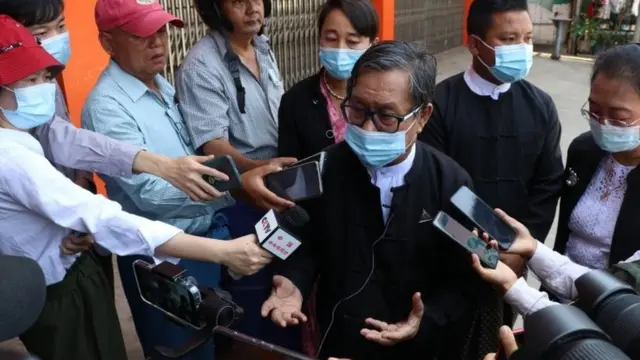 ทนายความของนางซู จีให้สัมภาษณ์สื่อมวลชนเมื่อวันที่ 15 ก.พ. ที่ผ่านมา ภายหลังจากการไต่สวนทางไกลต้องยุติลงกลางคัน เพราะปัญหาสัญญาณอินเทอร์เน็ตในกรุงเนปิดอว์