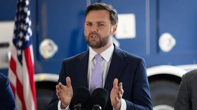 JD Vance bir kürsüde gazetecilere konuşuyor