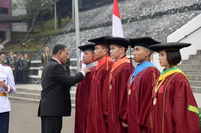  Rektor Unhan RI kukuhkan 493 lulusan pada wisuda Periode II TA 2025.