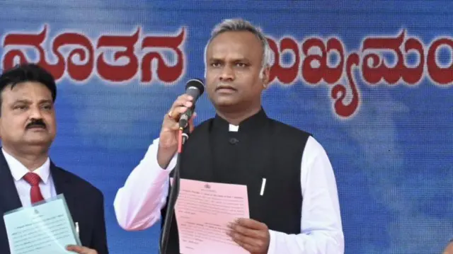 শপথ নিচ্ছেন কংগ্রেস নেতা প্রিয়াঙ্ক খাড়গে