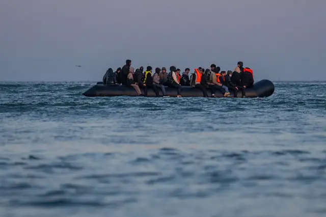 Những người di cư ngồi trên một chiếc thuyền nhỏ chuẩn bị vượt biển từ Pháp sang Anh vào ngày 5/3/2026