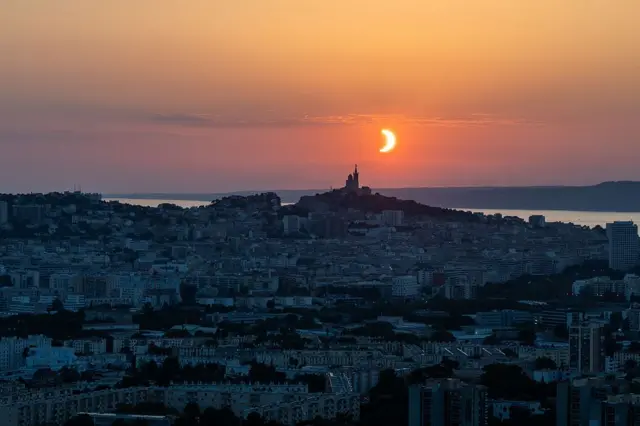 Eclipse parcial en Marsella, Francia.