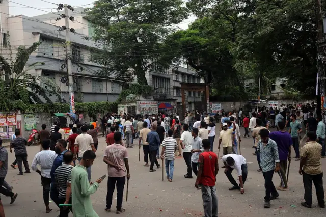 মঙ্গলবার ঢাকা আলিয়া মাদ্রাসায় ছাত্রদল ও শিবিরের মধ্যে সংঘর্ষের ঘটনা ঘটে