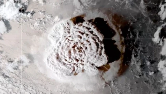 ภาพถ่ายดาวเทียมของเหตุภูเขาไฟระเบิดในตองกา เมื่อวันที่ 15 ม.ค. 2022