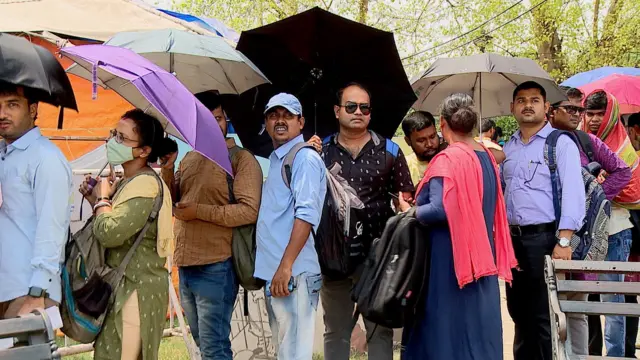 তীব্র তাপপ্রবাহের মধ্যেই চাকরি হারানো শিক্ষকরা সুপ্রিম কোর্টের কাছে আবেদন জানানোর জন্য লাইন দিয়েছেন কলকাতায়