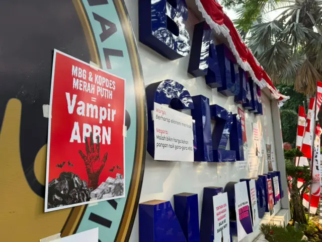 Aksi protes menentang program MBG dan Koperasi Desa Merah Putih di depan kantor Badan Gizi Nasional di Jakarta, Jumat (14/08).