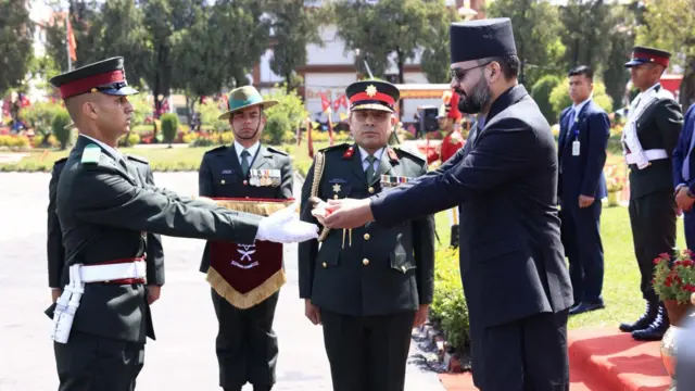 प्रधानमन्त्री बालेन्द्र शाह नेपाली सेनाको शिक्षालयमा दीक्षित अधिकृतसँग 