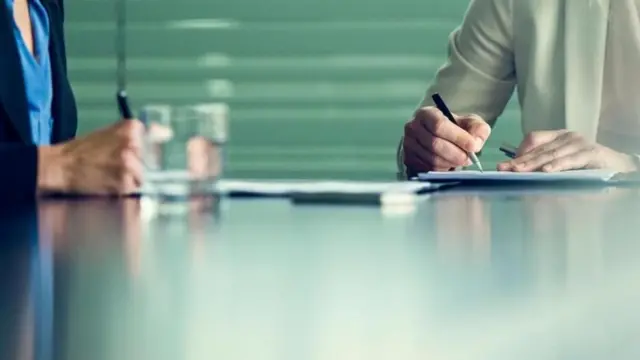 شخصان على طاولة اجتماعات