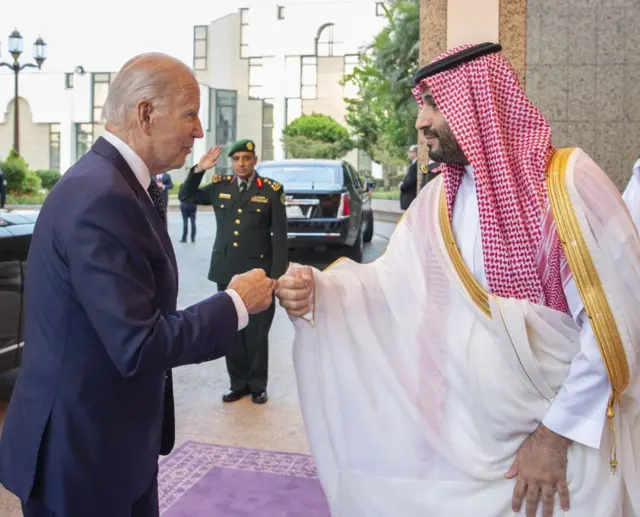 Le prince héritier saoudien Mohammed bin Salman saluant le président américain Joe Biden lors d'une réunion Jeddah en juillet 2022.