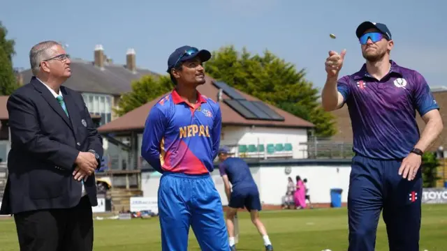 नेपाल र स्कटल्यान्डबीच एक खेलमा टस हुँदै