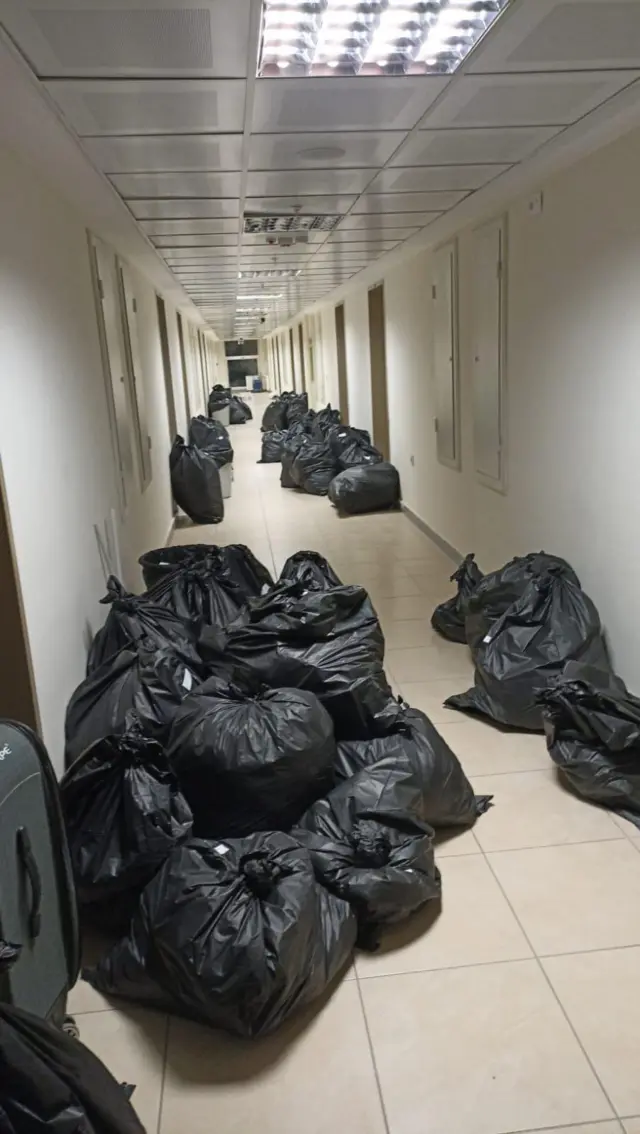 Öğrencilerin poşetlenmiş eşyaları