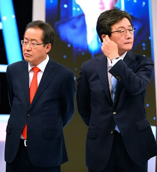 2017년 대선후보 토론회에 같이 참석한 홍준표 당시 자유한국당 후보와 유승민 바른정당 후보