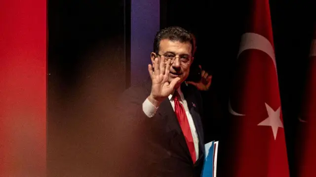 شهردار استانبول از مخالفان سیاسی رجب طیب اردوغان، رئیس‌جمهور ترکیه است
